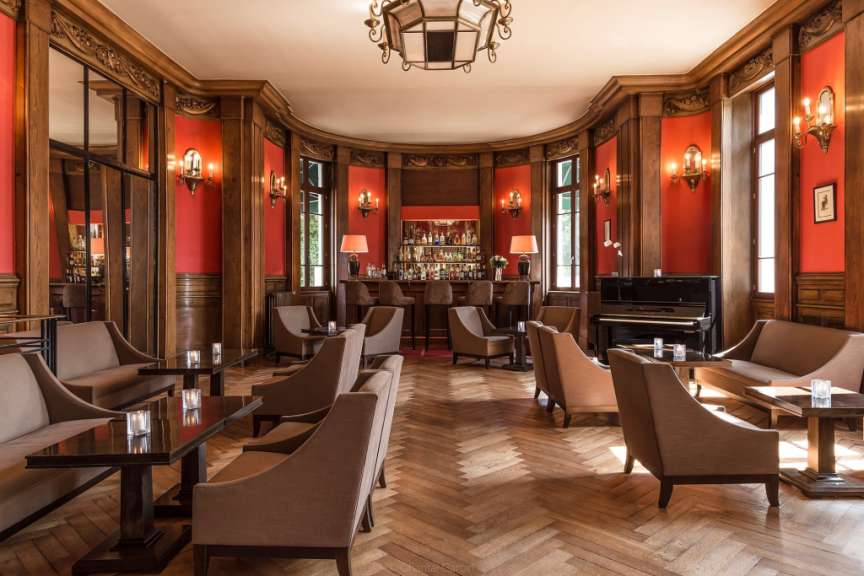 Ein Wohnzimmer mit vielen Stühlen und Tischen und einer Bar