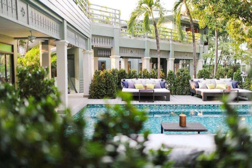 Ein großer Swimmingpool mit einer Couch darauf