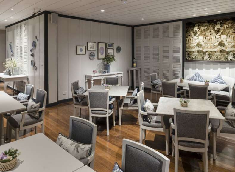 Ein Esszimmer mit vielen Tischen und Stühlen