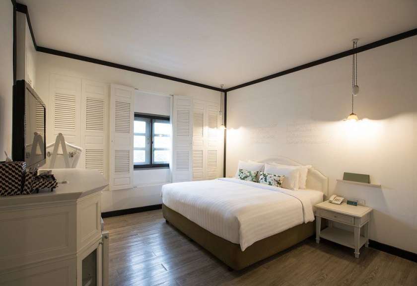 Ein Schlafzimmer mit einem Bett und einem Nachttisch