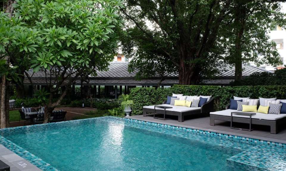 Ein Swimmingpool mit Liegestühlen und Stühlen umgeben