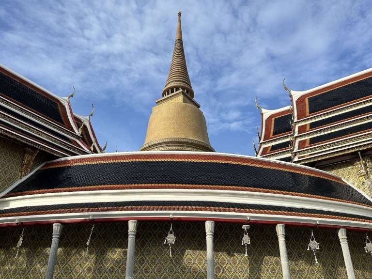 Ein Tempel mit einem goldenen Turm und einem schwarzen Dach