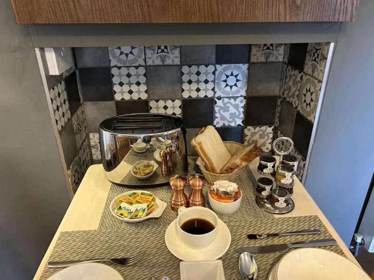 Ein Tisch mit einem Toaster und einer Tasse Kaffee