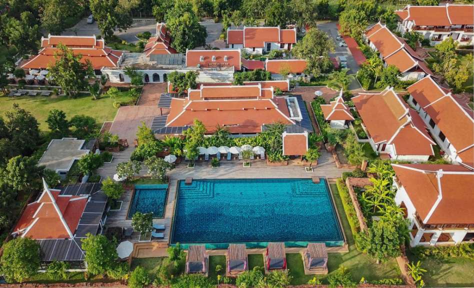 Eine Luftaufnahme eines großen Swimmingpools zwischen zwei Gebäuden