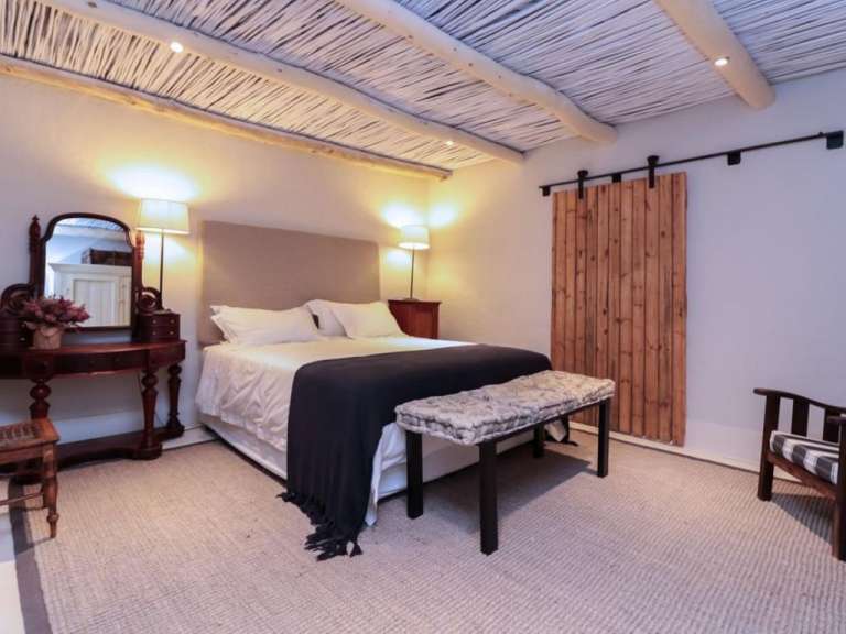 Ein Schlafzimmer mit einem Bett und einem Spiegel