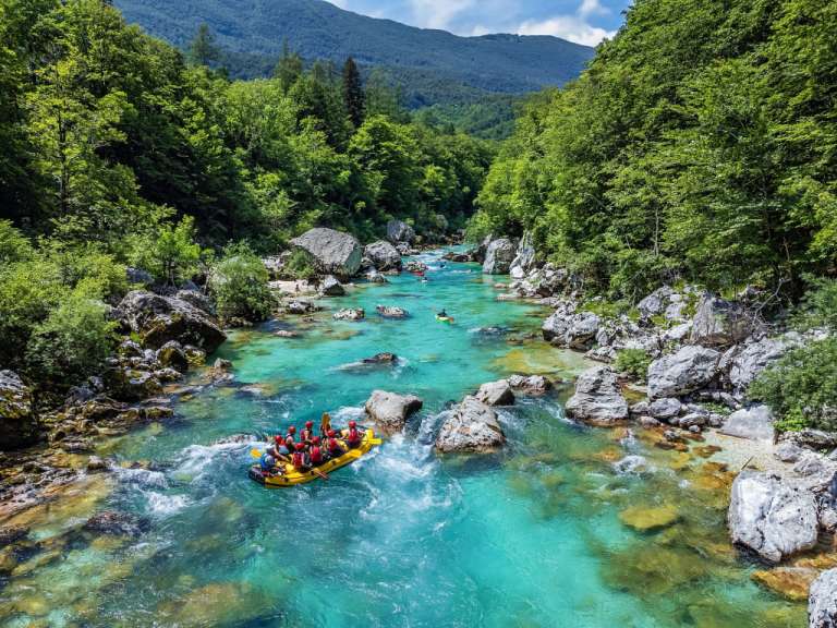 Eine Gruppe von Menschen paddelt auf einem Fluss