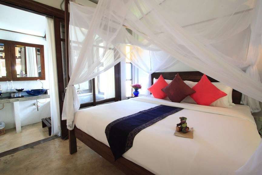 Ein Schlafzimmer mit einem Bett und einem Kissen darauf
