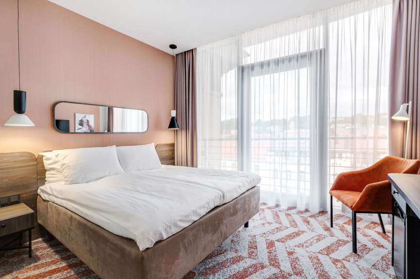 Ein Hotelzimmer mit einem Bett und einem Stuhl