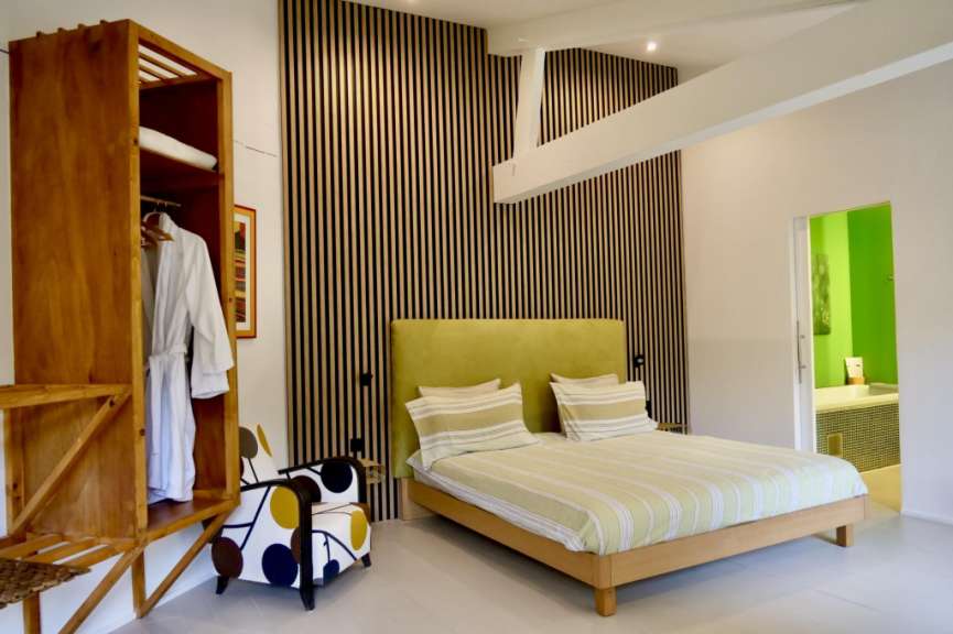 Ein Schlafzimmer mit einem Bett und einem Stuhl