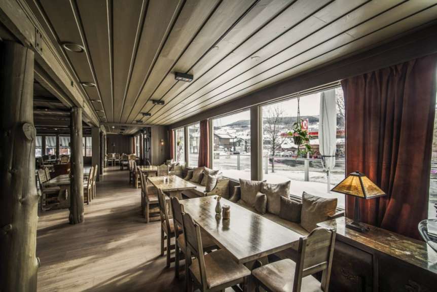 Eine lange Reihe von Tischen und Stühlen in einem Restaurant