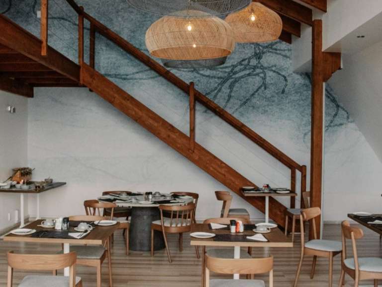 Ein Esszimmer mit Holztreppen und Tischen und Stühlen