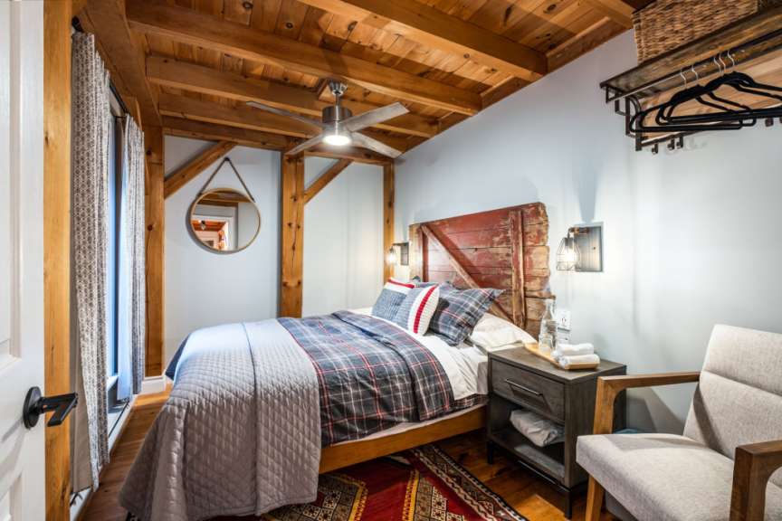 Ein Schlafzimmer mit einem Bett und einem Stuhl