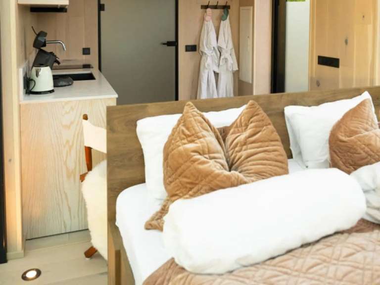Ein Schlafzimmer mit einem Bett und einem Waschbecken