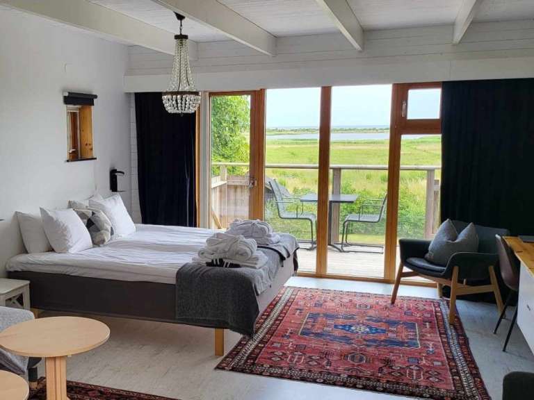 Ein Schlafzimmer mit zwei Betten und einem Teppich