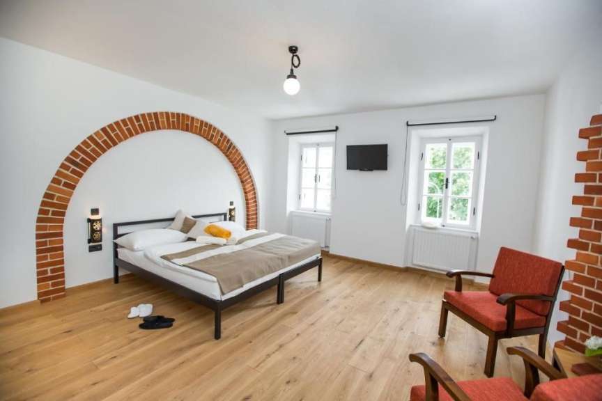 Ein Schlafzimmer mit einem Bett und einem Fernseher