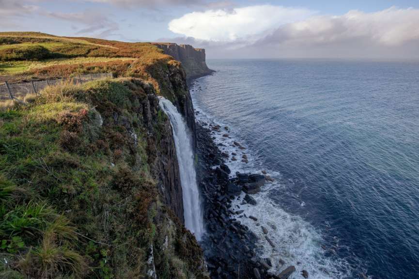 Ein Wasserfall am Rand einer Klippe in der Nähe des Ozeans