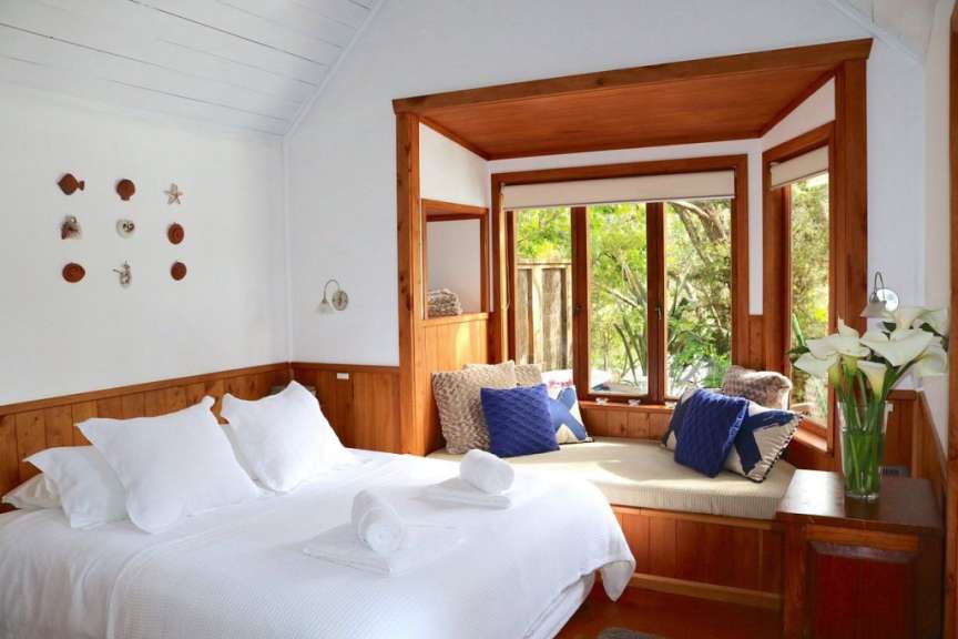 Ein Schlafzimmer mit einem Bett und einem Fenstersitz
