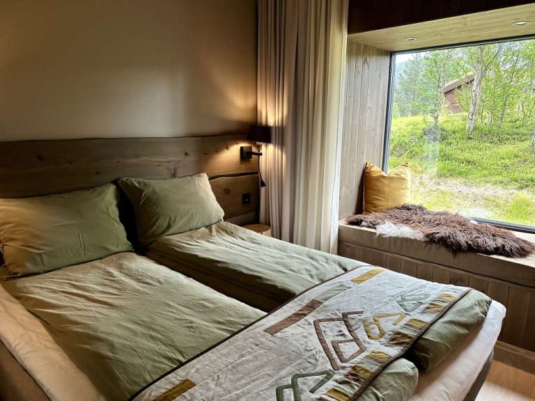 Ein Schlafzimmer mit einem Bett und einem Fenster