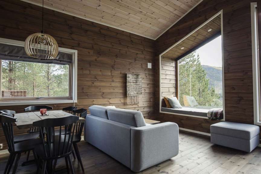 Ein Wohnzimmer mit einem Couchtisch und Stühlen