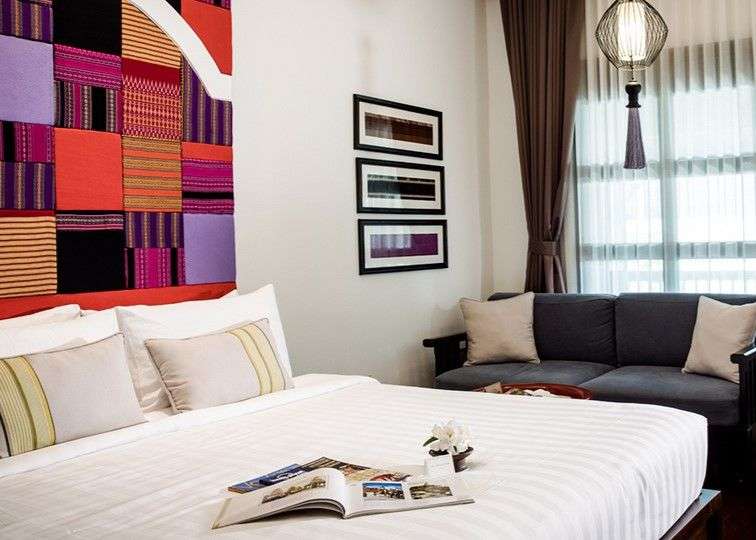 Ein Bett und ein Sofa in einem modern eingerichteten Zimmer.