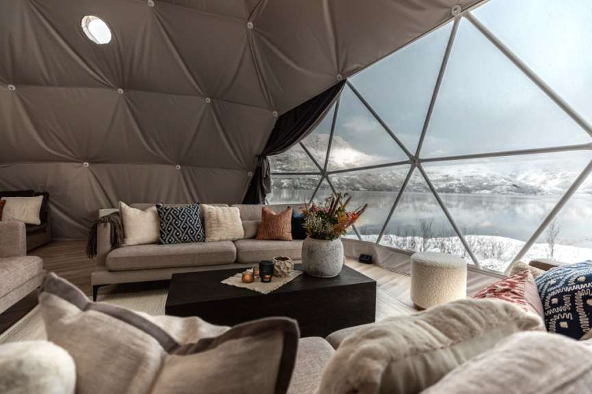 Ein Wohnzimmer mit einer Couch und einem Tisch