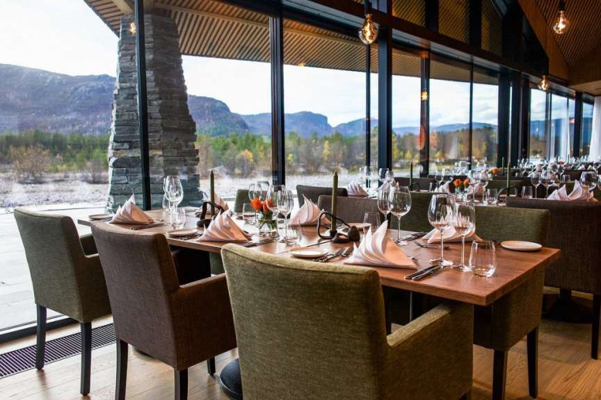 Tisch und Stühle in einem Restaurant mit Blick auf die Berge