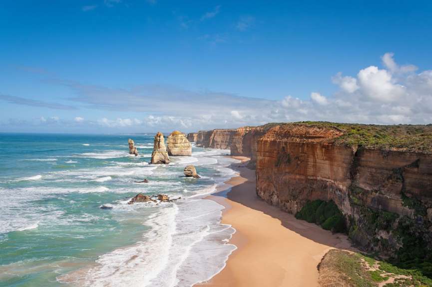 Ein Strand mit einer Klippe im Hintergrund