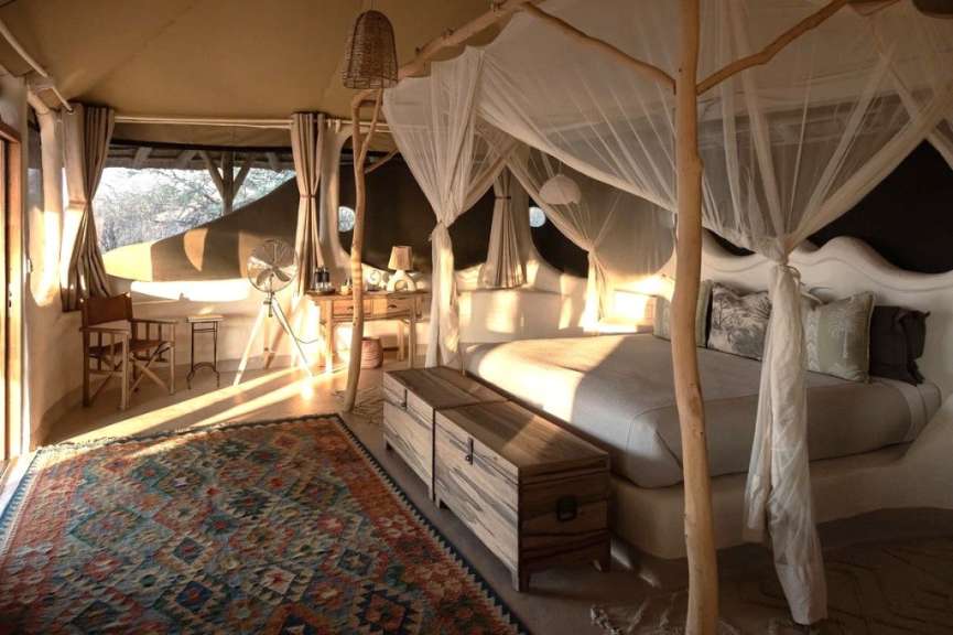 Ein Zimmer mit einem Bett und einem Schreibtisch