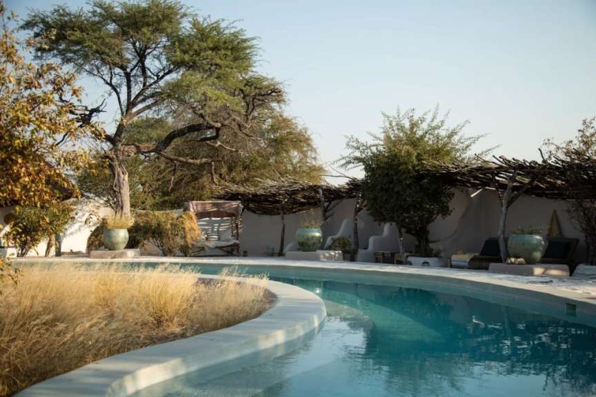 Ein großer Swimmingpool mit Bäumen im Hintergrund