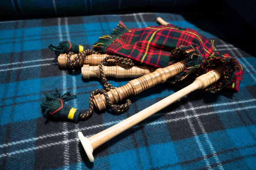 Eine bagpipe liegt auf einer blau karierten Decke