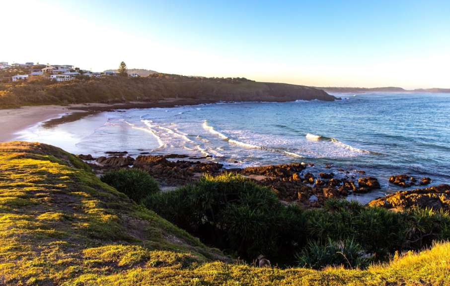 Ein Blick auf einen Strand von einer Klippe