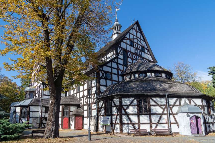 Eine weiße und schwarze Kirche mit einem runden Turm