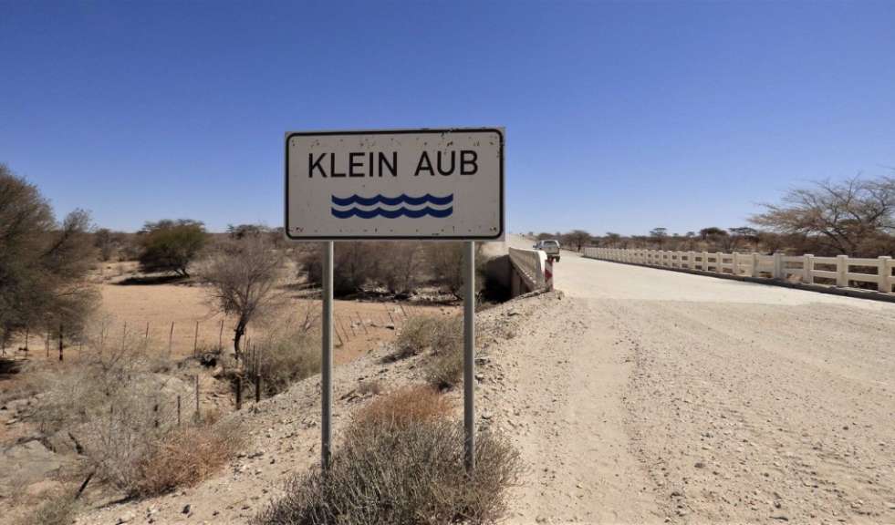 Ein Zeichen für klein aub steht an der Seite einer unbefestigten Straße