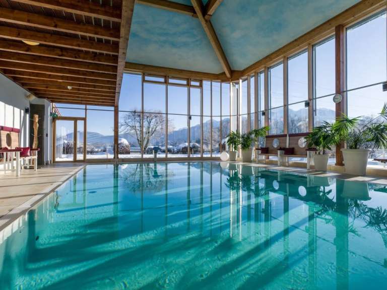 Ein großer Schwimmbad in einem Gebäude mit vielen Fenstern