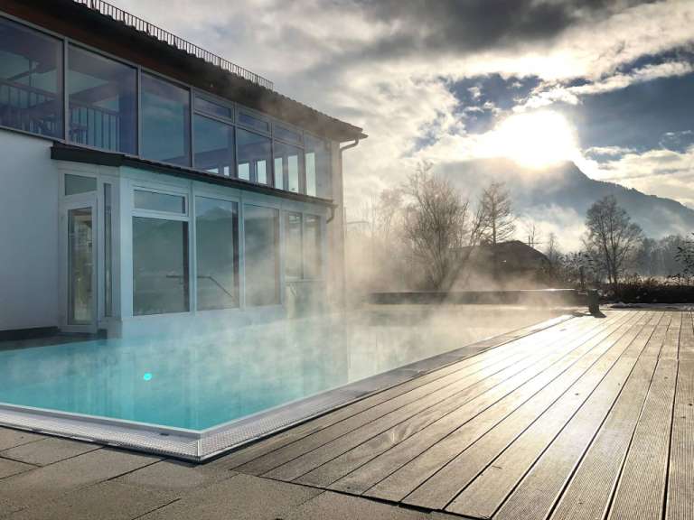 Ein schwimmbad mit einem gebäude im hintergrund
