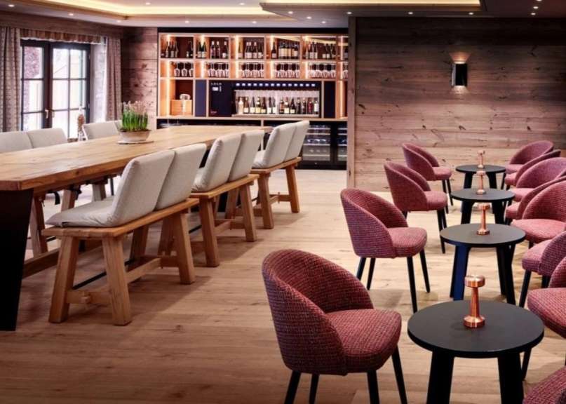 Ein Wohnzimmer mit einem langen Tisch und Stühlen