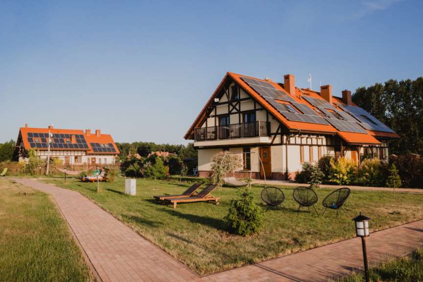 Ein Haus mit Sonnenkollektoren auf dem Dach