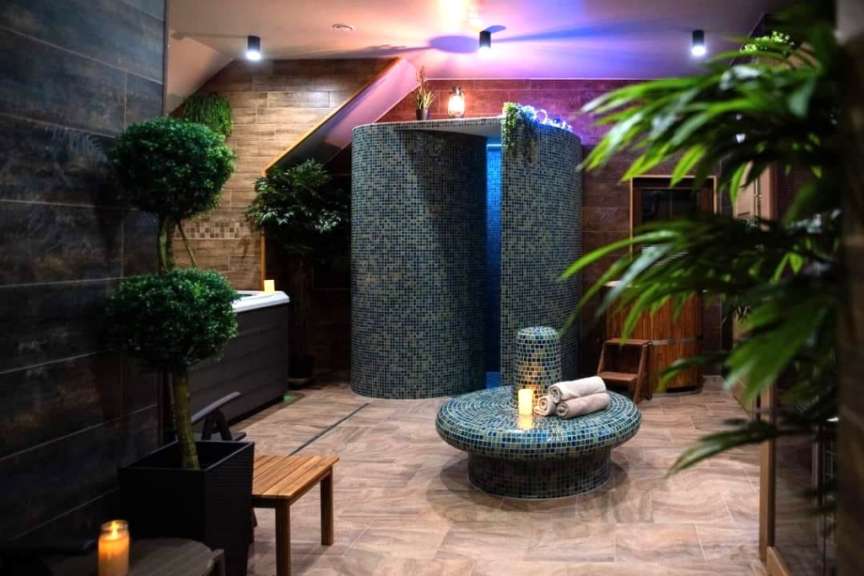 Ein Badezimmer mit einer Dusche und einem Tisch mit Handtüchern darauf