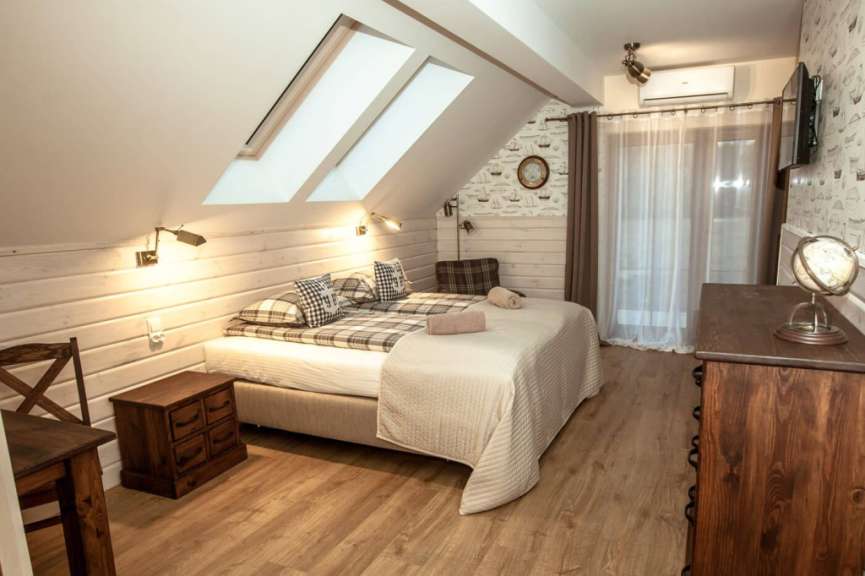 Ein Schlafzimmer mit einem Bett und einem Nachttisch