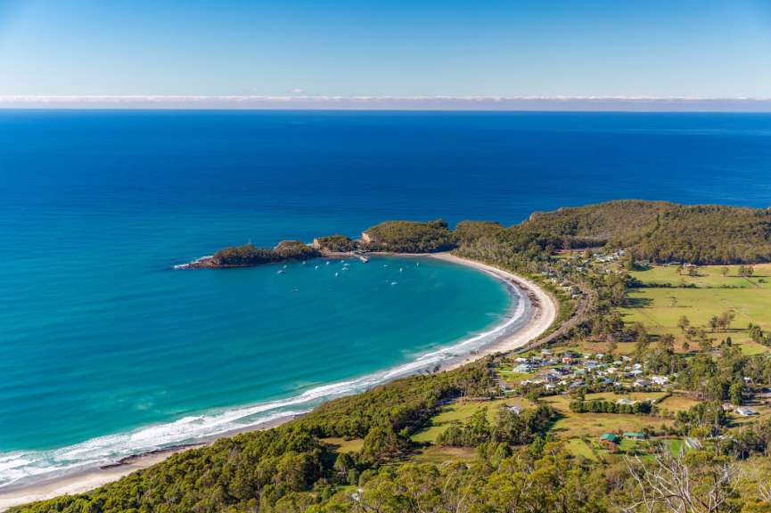 Ein Blick auf einen Strand und das Meer von oben
