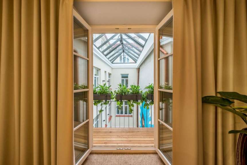 Ein Balkon mit Pflanzen und einer Glaskuppel