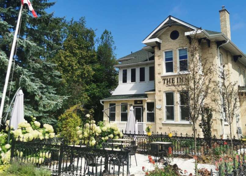 Ein großes Backsteingebäude mit der Aufschrift „ the inn “ darauf