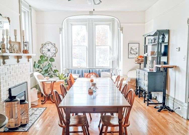 Ein Esszimmer mit einem langen Tisch und Stühlen