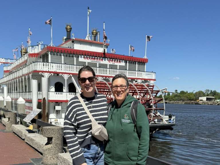 Jacqueline Schütz und Elke Metternich in Savannah Eine Frau in einem grünen Hoodie steht neben einer Frau in einem gestreiften Pullover