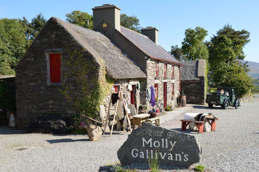 Ein Stein mit der Aufschrift molly gallivan 's in der Nähe eines Steinhauses