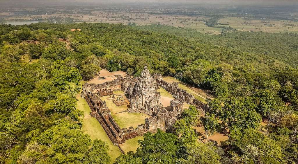 Eine Luftaufnahme eines Tempels inmitten eines Waldes