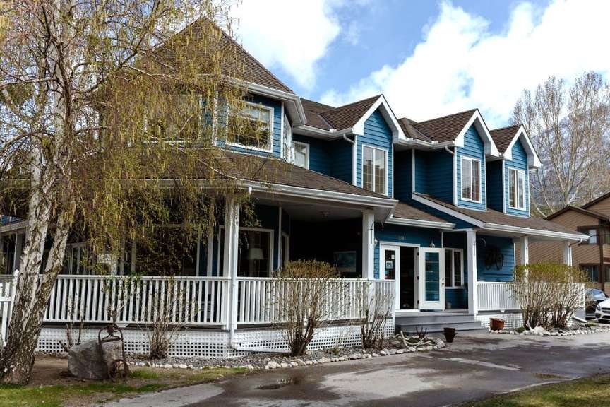 Ein großes blaues Haus mit einem weißen Veranda