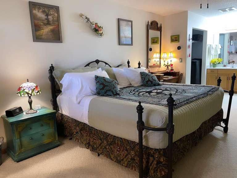 Ein Schlafzimmer mit einem Bett und einem Nachttisch