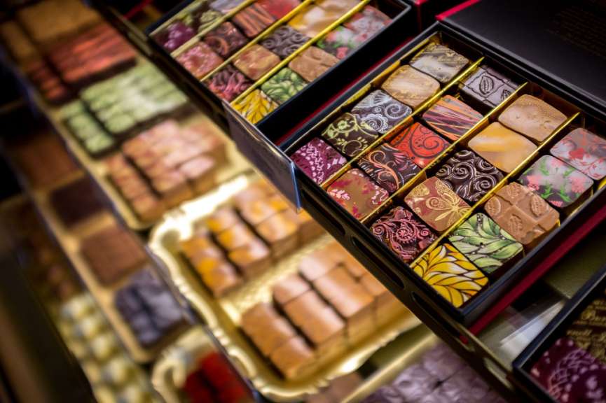 Eine Reihe von Schachteln mit verschiedenen Schokoladensorten