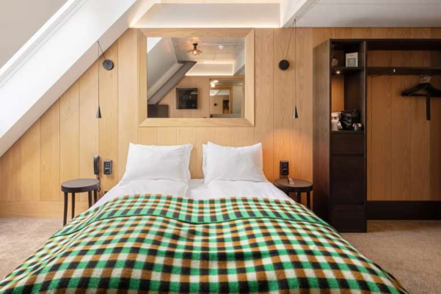 Ein Hotelzimmer mit einem Bett und einem Spiegel